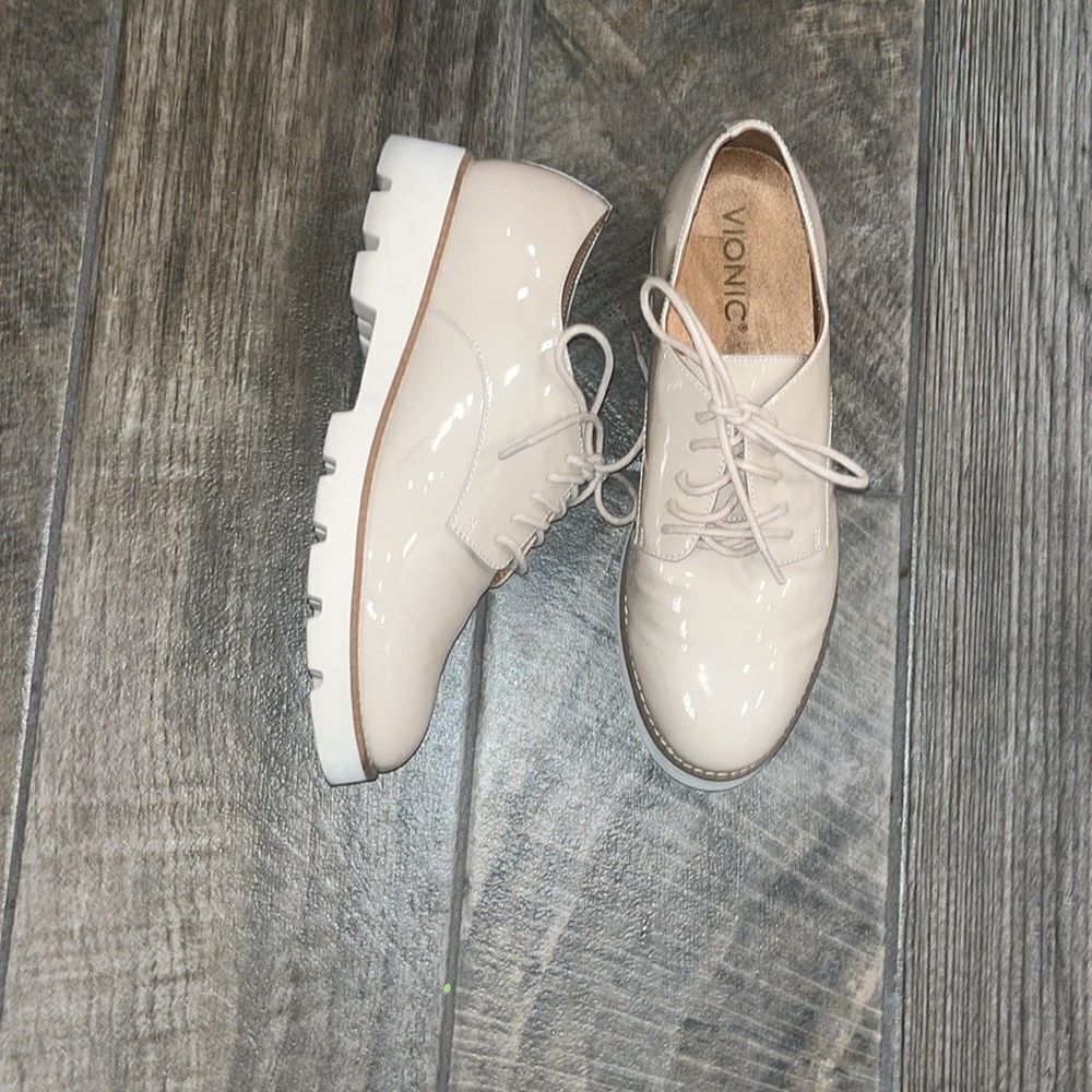 Vionic tan colored patent leather oxfords